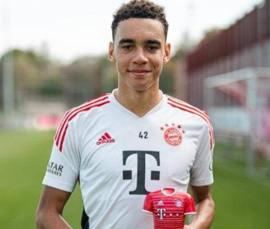 穆西亚拉伤愈回归：社媒晒照宣告安联球场再启征程